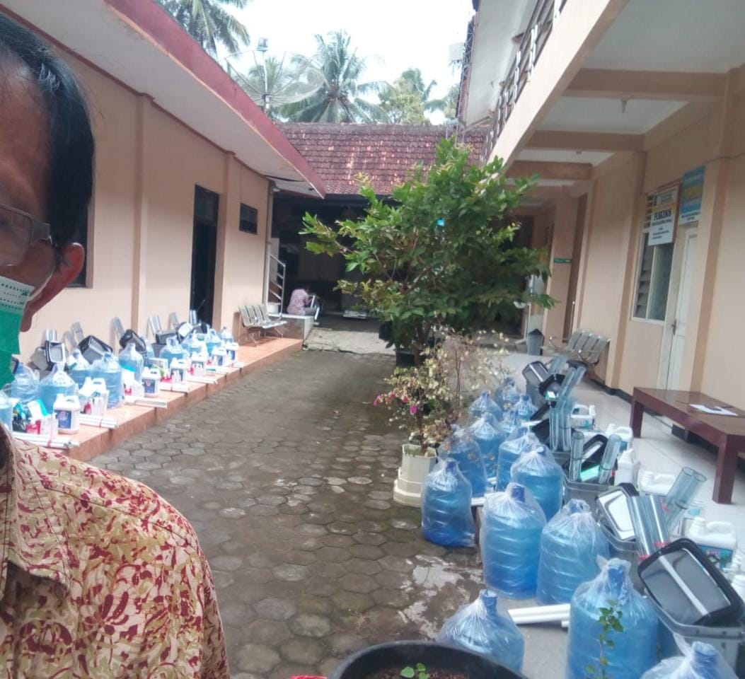 Seputar Pilur: Panitia Pemilihan Lurah Bagikan Alat Prokes ke TPS